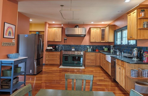 Mont Vernon Autre | Spacious Pet Friendly 5-bedroom farmhouse in fabulous Mont Vernon with AC, WIFI