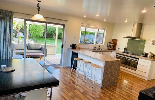 Taupo Maison | Spacious pet friendly 3-4 bdrm home with spa, large garden and lake view