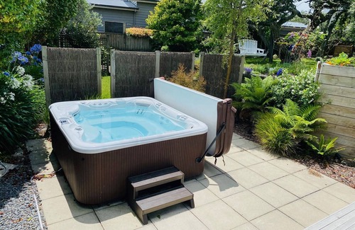 Taupo Maison | Spacious pet friendly 3-4 bdrm home with spa, large garden and lake view