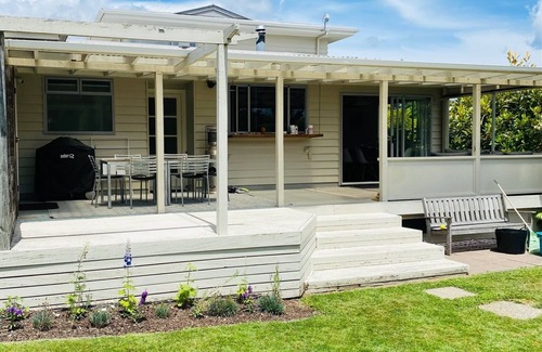 Taupo Maison | Spacious pet friendly 3-4 bdrm home with spa, large garden and lake view