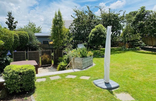 Taupo Maison | Spacious pet friendly 3-4 bdrm home with spa, large garden and lake view