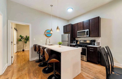 Heart of Chicago Appartement | Spacious Pilsen 4 Bed 4 Bath Family Retreat