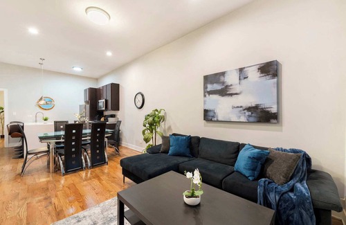 Heart of Chicago Appartement | Spacious Pilsen 4 Bed 4 Bath Family Retreat