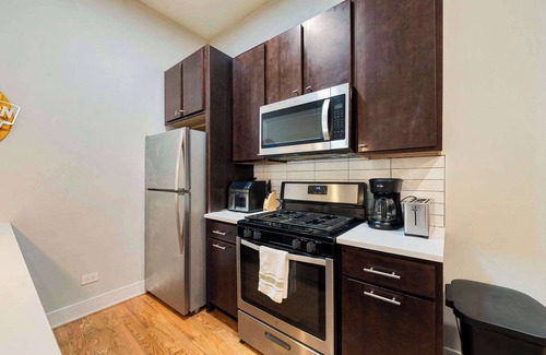 Heart of Chicago Appartement | Spacious Pilsen 4 Bed 4 Bath Family Retreat