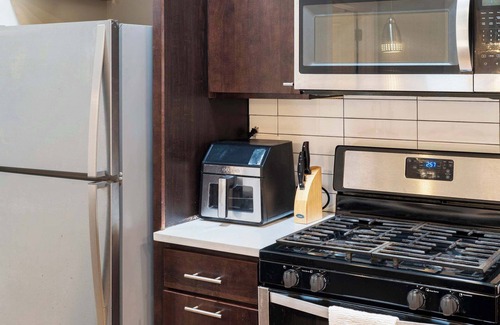 Heart of Chicago Appartement | Spacious Pilsen 4 Bed 4 Bath Family Retreat