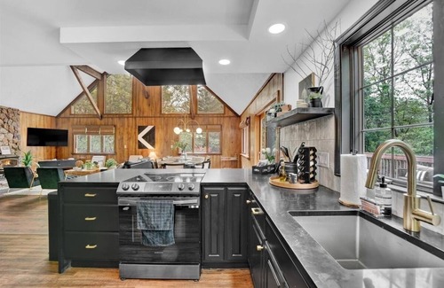 Albrightsville Cabine | Spacious Poconos Cabin - Hot Tub, Games, Fire Pit & Family Fun Sleeps 10