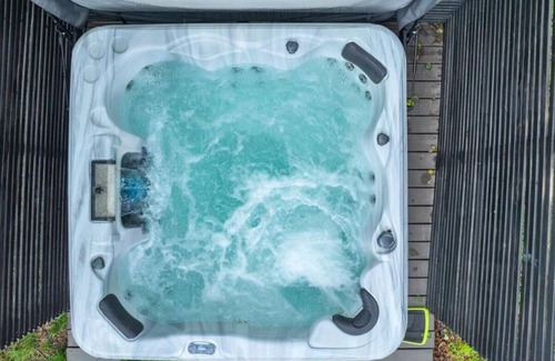 Albrightsville Cabine | Spacious Poconos Cabin - Hot Tub, Games, Fire Pit & Family Fun Sleeps 10