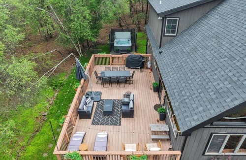 Albrightsville Cabine | Spacious Poconos Cabin - Hot Tub, Games, Fire Pit & Family Fun Sleeps 10