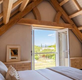 McGregor Maison | Spacious Post-and-Beam Marvel in quiet McGregor