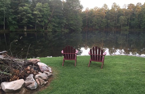Duncanville Maison | Spacieuse maison privée au bord du lac - Piscine avec cascade à 17 km du campus