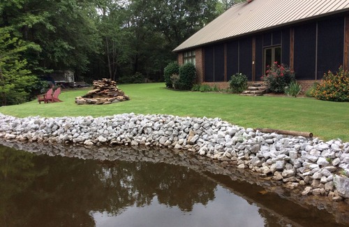 Duncanville Maison | Spacieuse maison privée au bord du lac - Piscine avec cascade à 17 km du campus