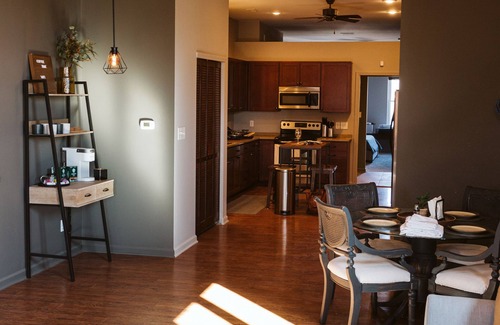 Sheridan Appartement | Spacious, Private, & Modern Apartment with King Bed in middle of town.