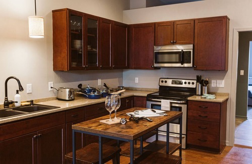 Sheridan Appartement | Spacious, Private, & Modern Apartment with King Bed in middle of town.