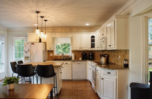 Muscle Shoals Maison | Spacious Quaint Two Kings Boathouse 8 miles to RTJ