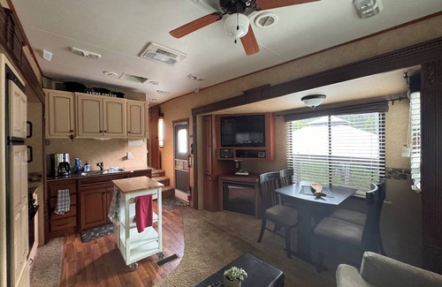 Blind Bay Station Balnéaire | Spacious Queen Bed RV in Centrally Located Resort on Shuswap Lake