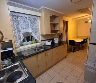 Kellyville Maison | Spacious Queen Room in Comfortable Home - KV7