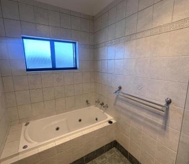 Lurnea Maison | Spacious Queen Room in Comfortable Two Story House - L2