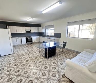 Lurnea Maison | Spacious Queen Room in Comfortable Two Story House - L2