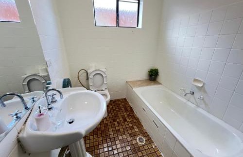 Lurnea Maison | Spacious Queen Room in Two Story House - L6