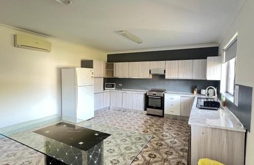 Lurnea Maison | Spacious Queen Room in Two Story House - L6