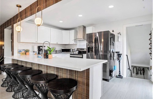 Omaha Maison | Spacious Ranch with Hot Tub & Game Room - Sleeps 24!