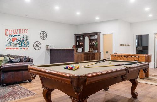 Omaha Maison | Spacious Ranch with Hot Tub & Game Room - Sleeps 24