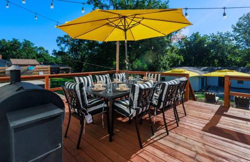 Omaha Maison | Spacious Ranch with Hot Tub & Game Room - Sleeps 24