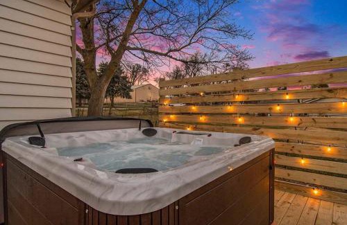 Omaha Maison | Spacious Ranch with Hot Tub & Game Room - Sleeps 24