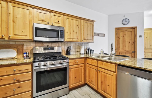 Kimball Junction Copropriété | Spacious Redstone Condo Sleeps Six! Well equipped kitchen and garage parking!
