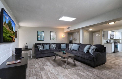 Tucson Maison | Spacious Remodel-Great Freeway access-Sleeps 12
