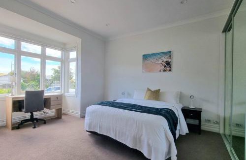 Greenlane - Ellerslie Maison | Spacious Remuera Bungalow with Parking and Aircon