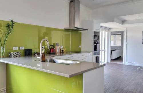 Greenlane - Ellerslie Maison | Spacious Remuera Bungalow with Parking and Aircon
