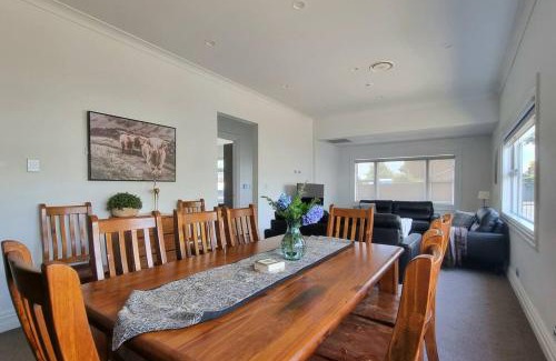 Greenlane - Ellerslie Maison | Spacious Remuera Bungalow with Parking and Aircon