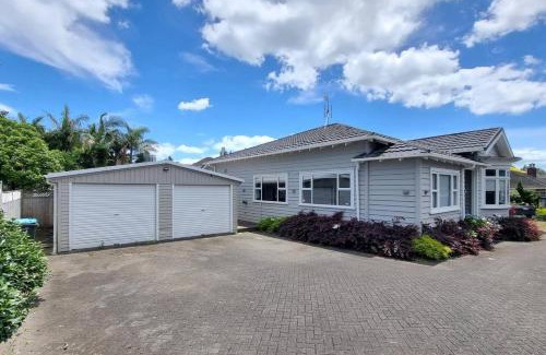 Greenlane - Ellerslie Maison | Spacious Remuera Bungalow with Parking and Aircon
