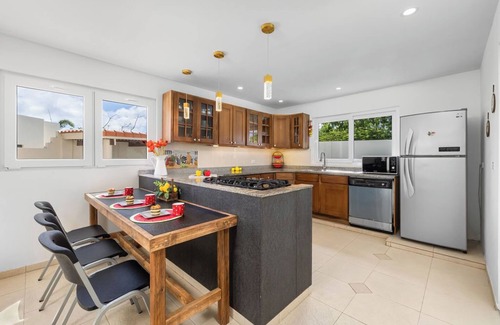 Esmeralda Villa | Spacious Renovated House Prvt Pool 5 min to Bch