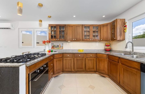 Esmeralda Villa | Spacious Renovated House Prvt Pool 5 min to Bch