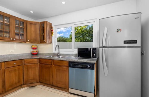 Esmeralda Villa | Spacious Renovated House Prvt Pool 5 min to Bch