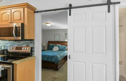 Babson Park Maison | Spacious Retreat Fenced Yard Screened Deck