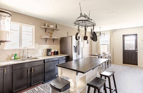 Fort Worth Maison | Spacious Retreat Hammock, Backyard Grill & Piano