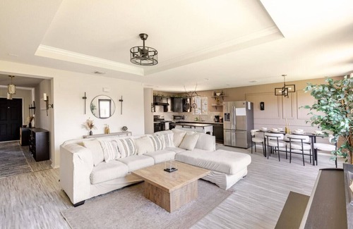 Fort Worth Maison | Spacious Retreat Hammock, Backyard Grill & Piano