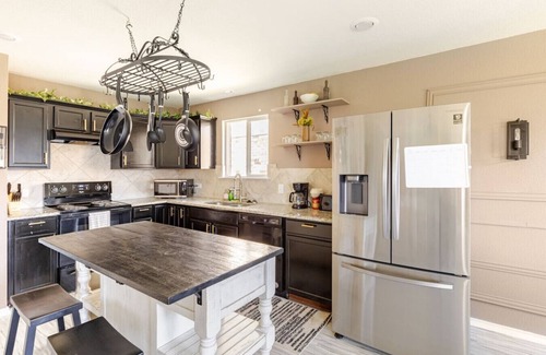 Fort Worth Maison | Spacious Retreat Hammock, Backyard Grill & Piano