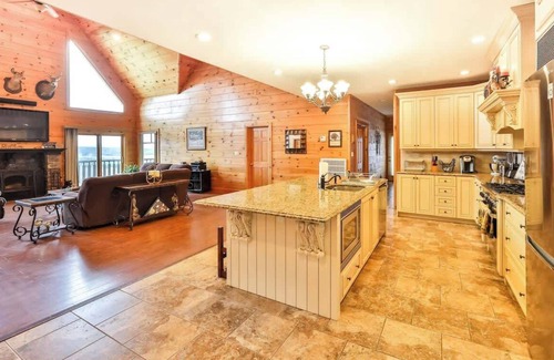 Stamford Maison | Spacious Retreat w/Panoramic View of Catskill Mts