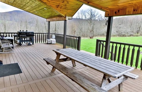 Stamford Maison | Spacious Retreat w/Panoramic View of Catskill Mts