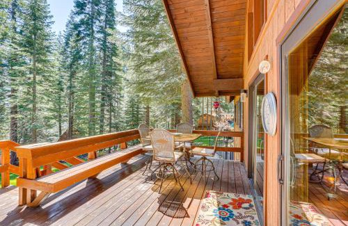 Lake Almanor Country Club Maison | Spacious Retreat with Backyard 1 Mi to Lake Almanor