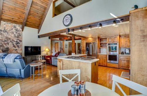 Lake Almanor Country Club Maison | Spacious Retreat with Backyard 1 Mi to Lake Almanor