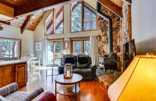 Lake Almanor Country Club Maison | Spacious Retreat with Backyard 1 Mi to Lake Almanor
