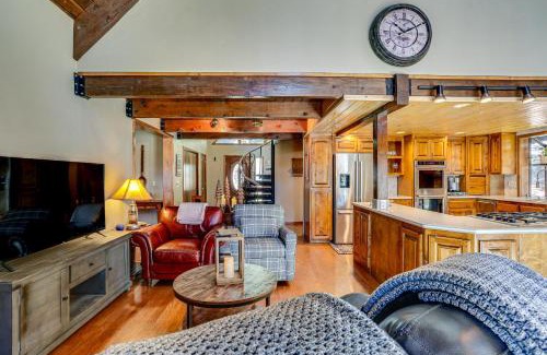 Lake Almanor Country Club Maison | Spacious Retreat with Backyard 1 Mi to Lake Almanor