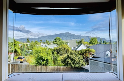 Rotorua Maison | Spacious retreat with Mountain view
