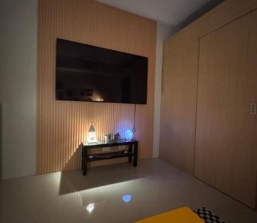 Santo Cristo Appartement | SPACIOUS RETRO UNIT at SM North Mall w Balcony and FAST WIFI