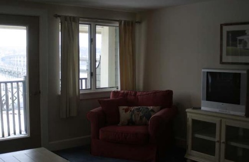 Edgecomb Appartement | Spacious riverfront with balcony Sheepscot Harbour Vacation Cub Studio #211